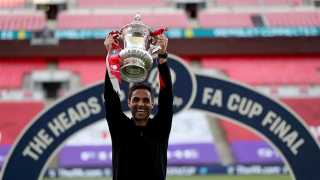 Mikel Arteta lifting FA Cup trophy