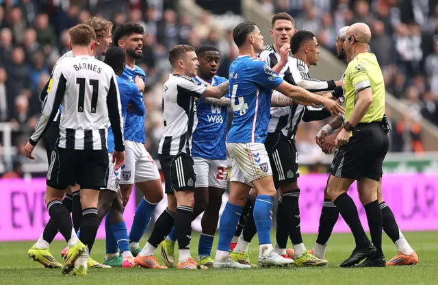 Joelinton of Newcastle United and Granit Xhaka of Sunderland argue