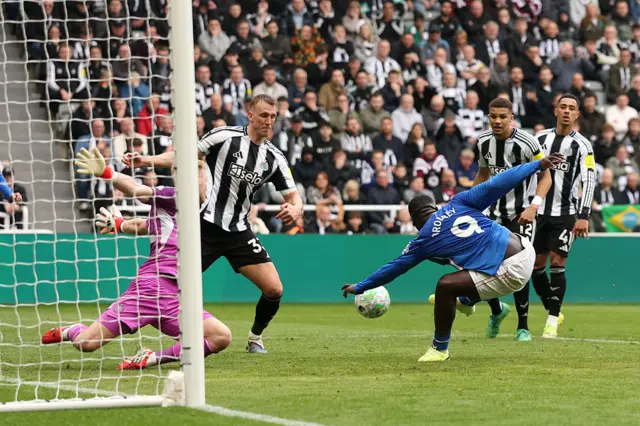 Brian Brobbey scores