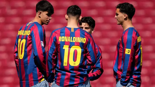 Players of FC Barcelona inspect the pitch while wearing 'Ronaldinho 10' branded retro shirts prior to the LaLiga EA Sports match between FC Barcelona and Rayo Vallecano de Madrid