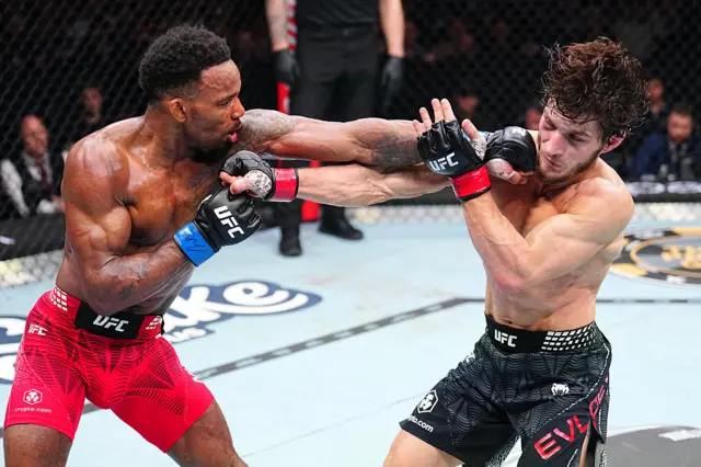 Lerone Murphy punches Movsar Evloev