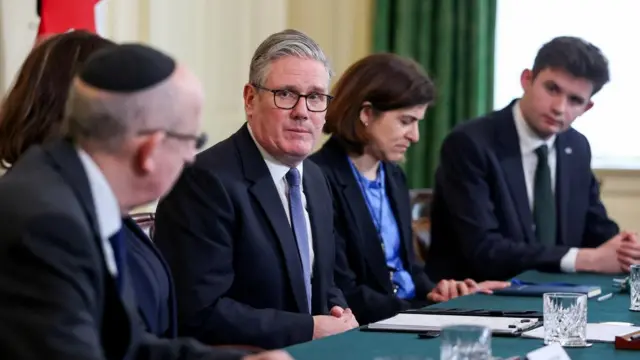 Starmer sits at a table with Jewish community leaders