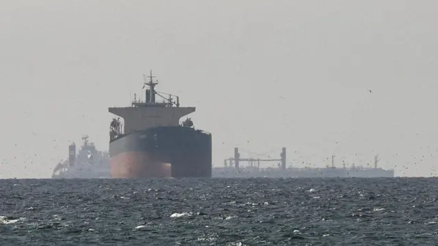 سفن الشحن في الخليج، بالقرب من مضيق هرمز، كما يُرى من شمال رأس الخيمة، بالقرب من الحدود مع ولاية مسندم العمانية، وسط الصراع الأمريكي الإسرائيلي مع إيران، في الإمارات العربية المتحدة، 11 مارس 2026.