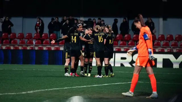 United celebrate a goal in the last round against Atletico