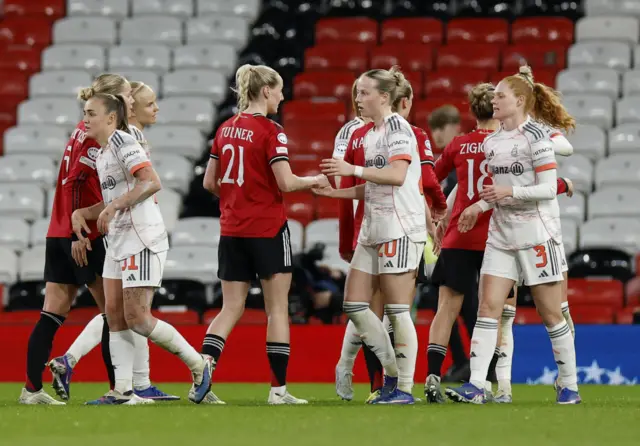 Man Utd and Bayern players shake hands at FT