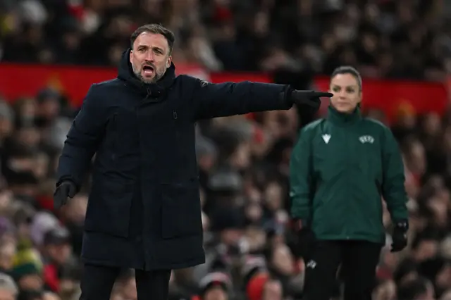 Bayern boss shouts and points instructions
