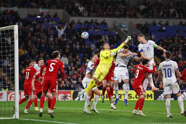 Dzeko heads in for Bosnia