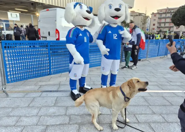 Oscar and Azzurra with a dog