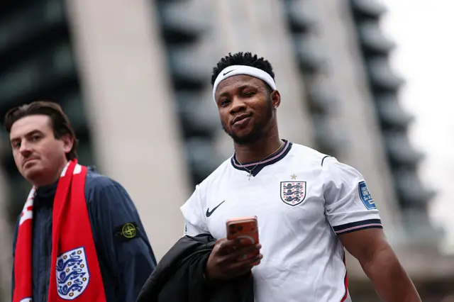 Fan arrives in new England kit