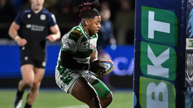 Benetton's Paolo Odogwu scores a try