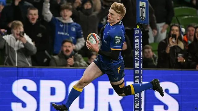 Tommy O'Brien of Leinster runs through to score his second and his side's fourth try