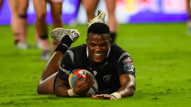 Phepsi Buthelezi of Hollywoodbets Sharks scores a try