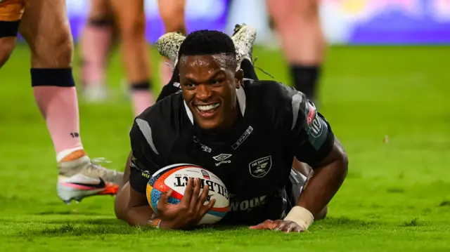 Phepsi Buthelezi of Hollywoodbets Sharks scores a try