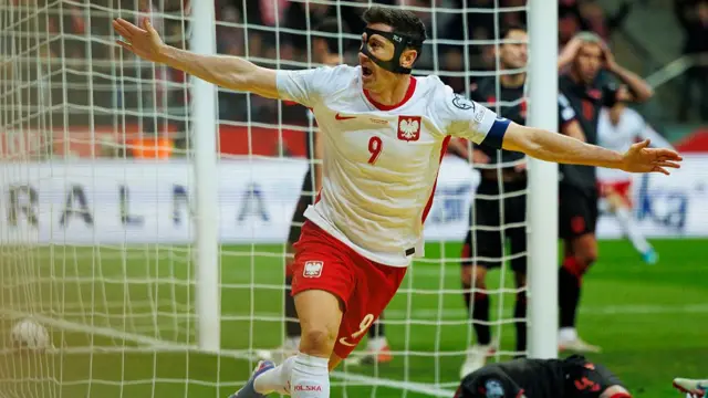 Robert Lewandowski celebrates