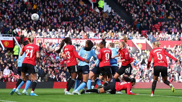 Vivianne Miedema of Manchester City (obscured) scores