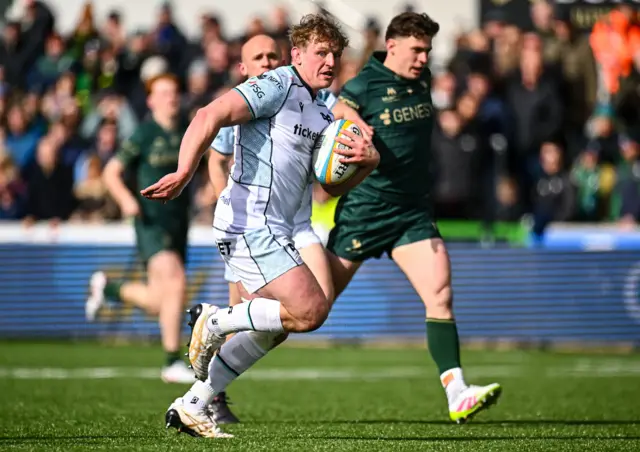 Jac Morgan on the run for Ospreys