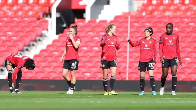 Manchester United players react