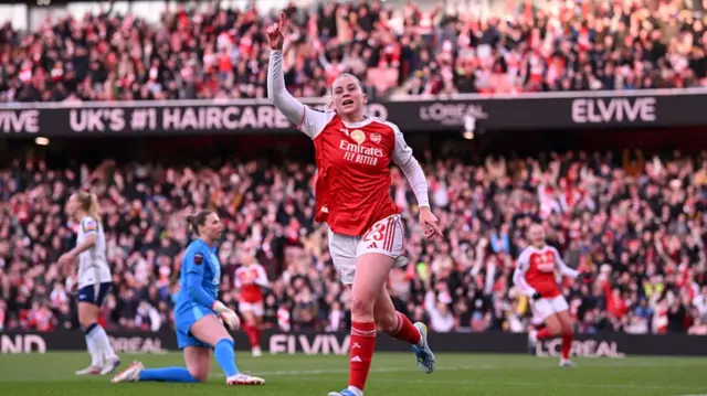 Alessia Russo of Arsenal celebrates