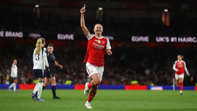 Caitlin Foord of Arsenal celebrates