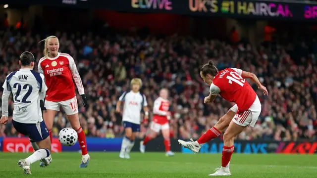 Caitlin Foord of Arsenal scores