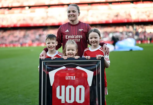 Little poses with family members and her 400 shirt frame