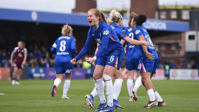 Sjoeke Nusken celebrates