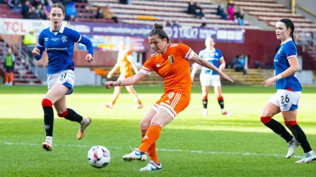 Glasgow City's Hayley Lauder shoots