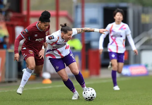 Linari holds off Martinez