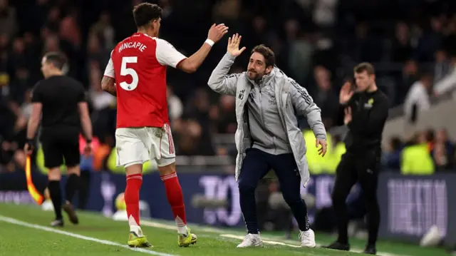 Arsenal's set peice coach highfiving Hincapie