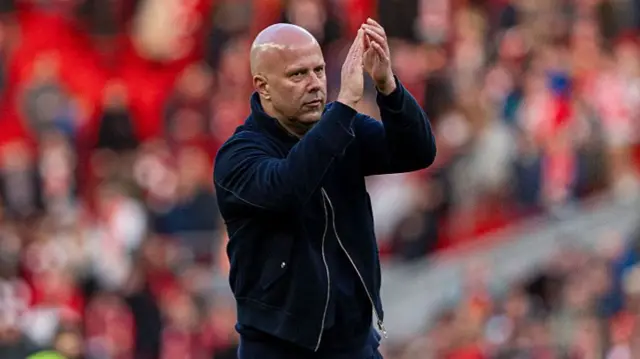 Arne Slot applauding