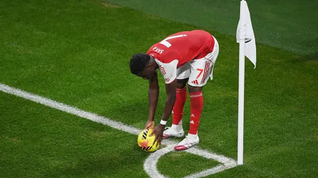 Bukayo Saka taking a corner for Arsenal