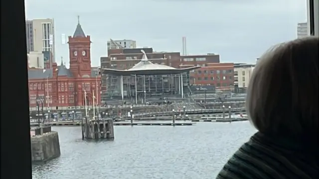 Mae'r Senedd i'w gweld o lansiad maniffesto'r Ceidwadwyr Cymreig