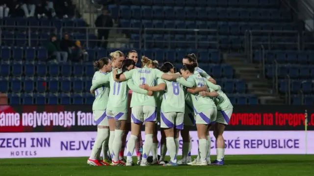 Wales players huddle before kick off