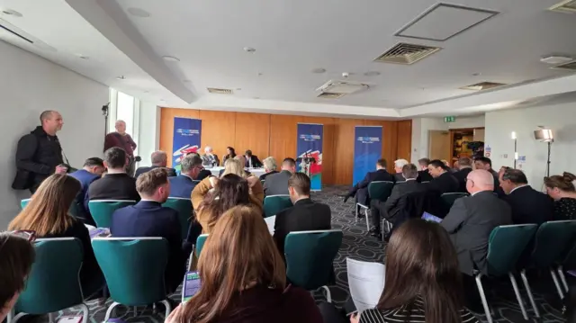 Y gynulleidfa yn y lansiad