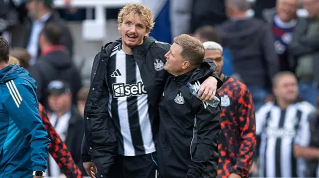 Nick Woltemade of Newcastle United with manager Eddie Howe