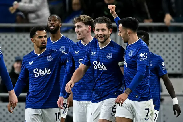 Everton's English defender #06 James Tarkowski (2R) celebrates