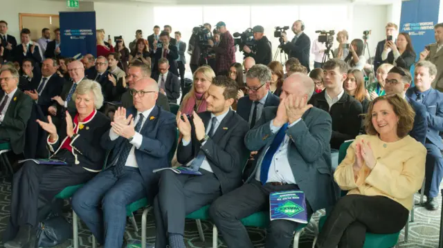 Y gynulleidfa yn cymeradwy wedi i'r lansiad ddod i derfyn