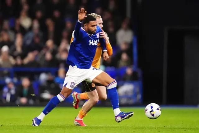Ipswich Town's Darnell Furlong (left) and Hull City's Liam Millar battle for the ball