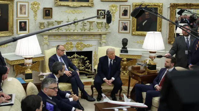 A wide shot of Donald Trump's briefing in the White House