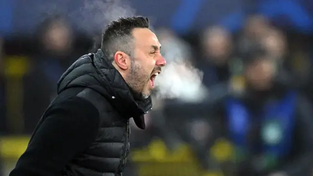 Roberto de Zerbi shouting on the touchline