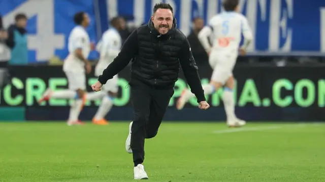 Roberto de Zerbi celebrating