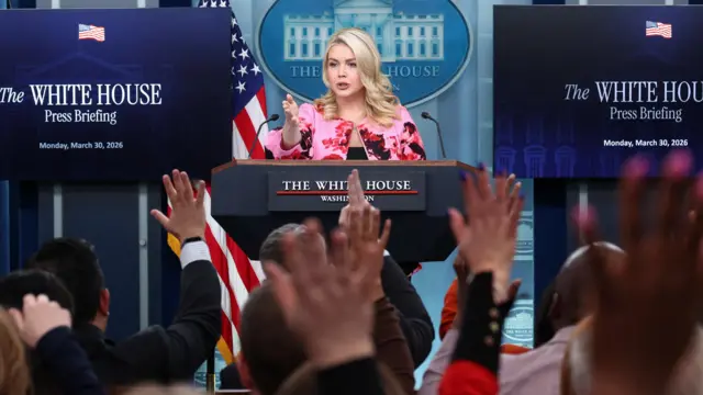 Description Reporters raise hands as White House Press Secretary Karoline Leavitt holds a press briefing in the James S. Brady Press Briefing Room at the White House in Washington, D.