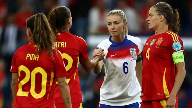 Leah Williamson shakes hands of Spain players