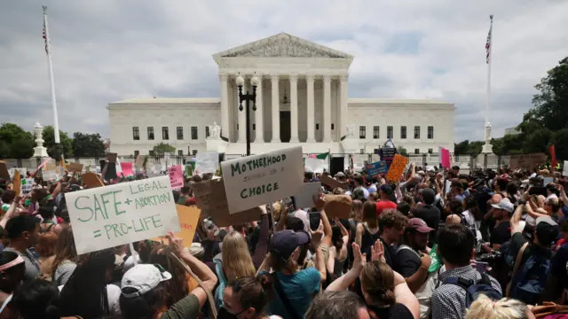 Демонстранты за права на аборт протестуют возле Верховного суда США, когда суд вынес решение по делу об абортах Доббс против Организации женского здоровья, отменив знаковое решение Роу против Уэйда об абортах в Вашингтоне