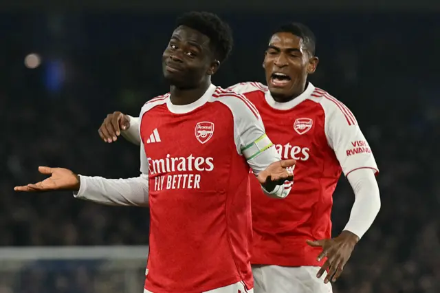 Arsenal's English midfielder #07 Bukayo Saka (L) celebrates after scoring the opening goal