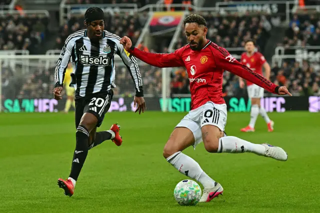 Manchester United's Brazilian striker #10 Matheus Cunha (R) vies with Newcastle United's English midfielder #20 Anthony Elanga (L) during the English Premier League football match between Newcastle United and Manchester United