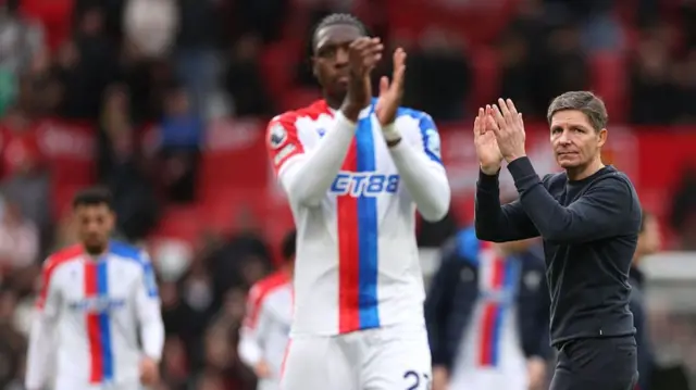 Oliver Glasner acknowlegdes fans