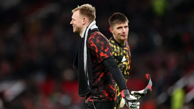 Aaron Ramsdale interacts with Nick Pope before Newcastle United's game against Manchester United at Old Trafford on 26 December, 2025