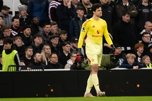 Senne Lammens of Manchester United reacts