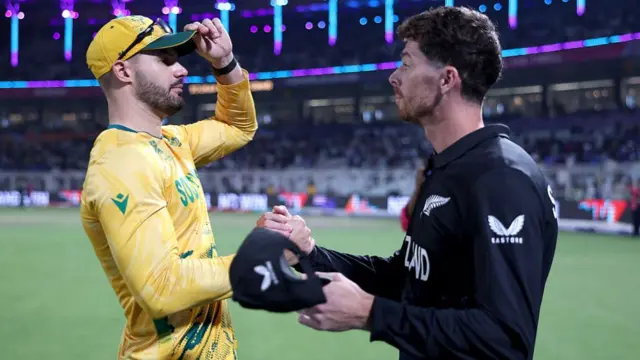 Mitchell Santner of New Zealand and Aiden Markram of South Africa shake hands